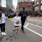 Niña ucraniana compite en la maratón de Boston después de perder ambas piernas 