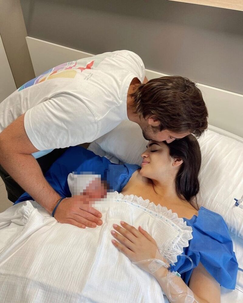 Marta Lozano y Loreno Remohi junto al pequeño Lorenzo