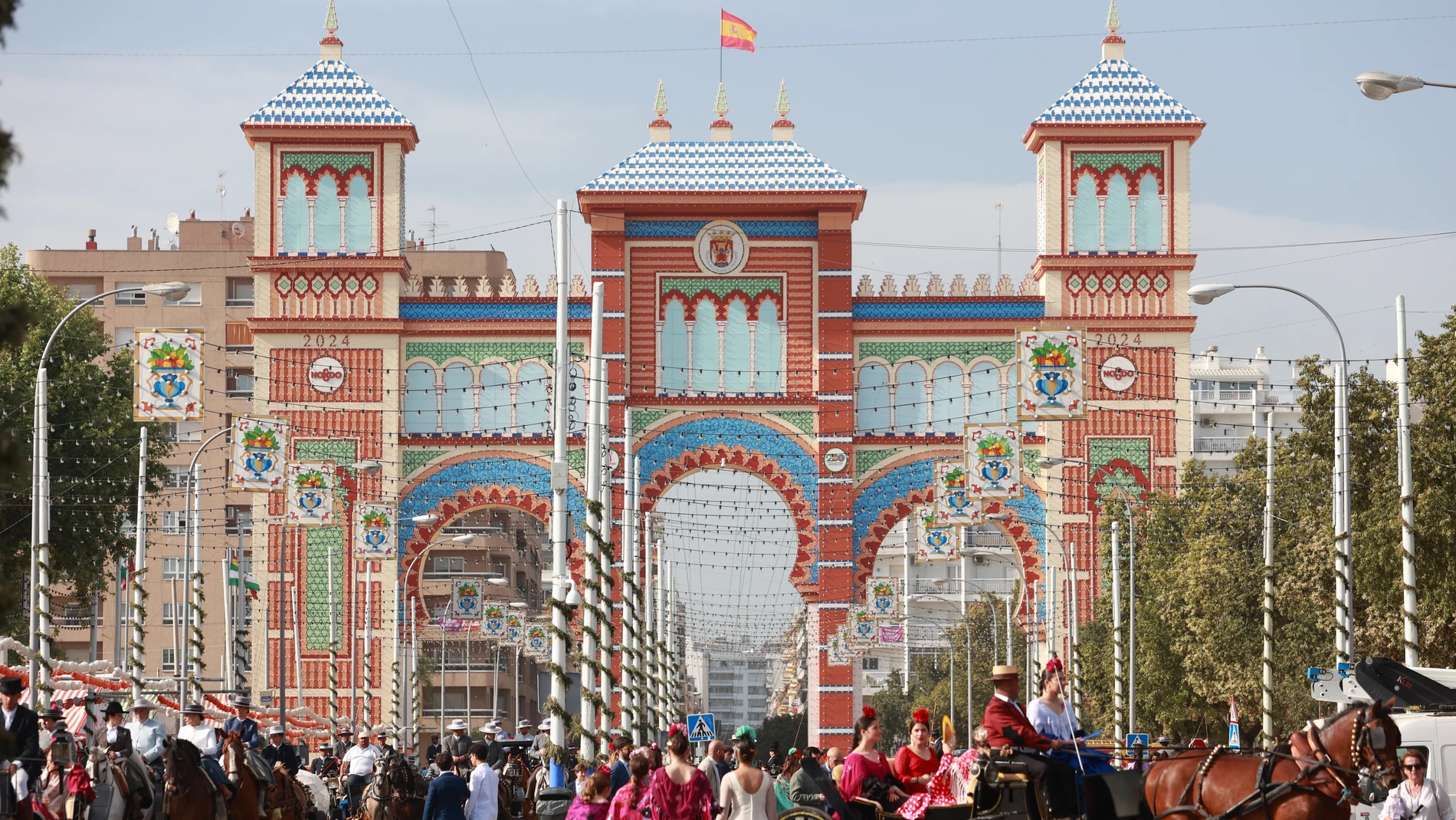 Imágenes del ambiente que se vive en el Real de la Feria, a 17 de abril de 2024, en Sevilla, Andalucía (España). Miles de sevillanos y visitantes disfrutan de la jornada festiva de la Feria de Abril de Sevilla, que ha vuelto a gozar de un clima excelente, con temperaturas más ligeras que las de la jornada de ayer.17 ABRIL 2024Rocío Ruz / Europa Press17/04/2024