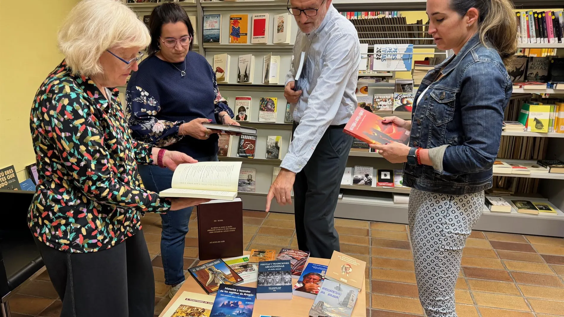 ARAGÓN.-El escritor José Antonio Adell dona 47 obras a la biblioteca que llevará su nombre en Binéfar a partir de este viernes