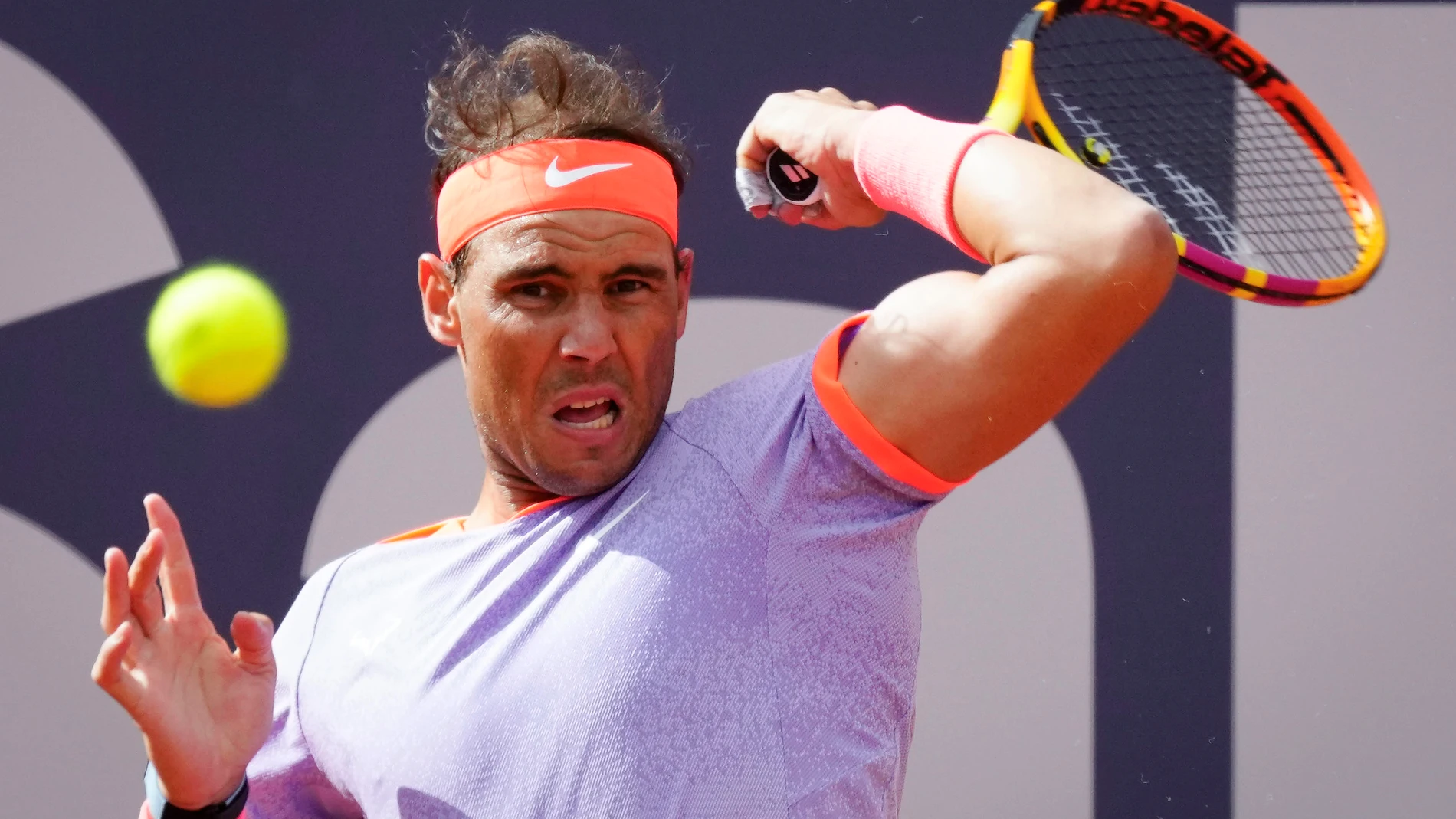 GRAFCAT3137. BARCELONA, 17/04/2024.- El tenista español Rafael Nadal durante su partido contra el australiano Alex de Miñaur en la segunda ronda del Barcelona Open Banc Sabadell-Trofeo Conde de Godó, este miércoles en Barcelona. EFE/ Enric Fontcuberta