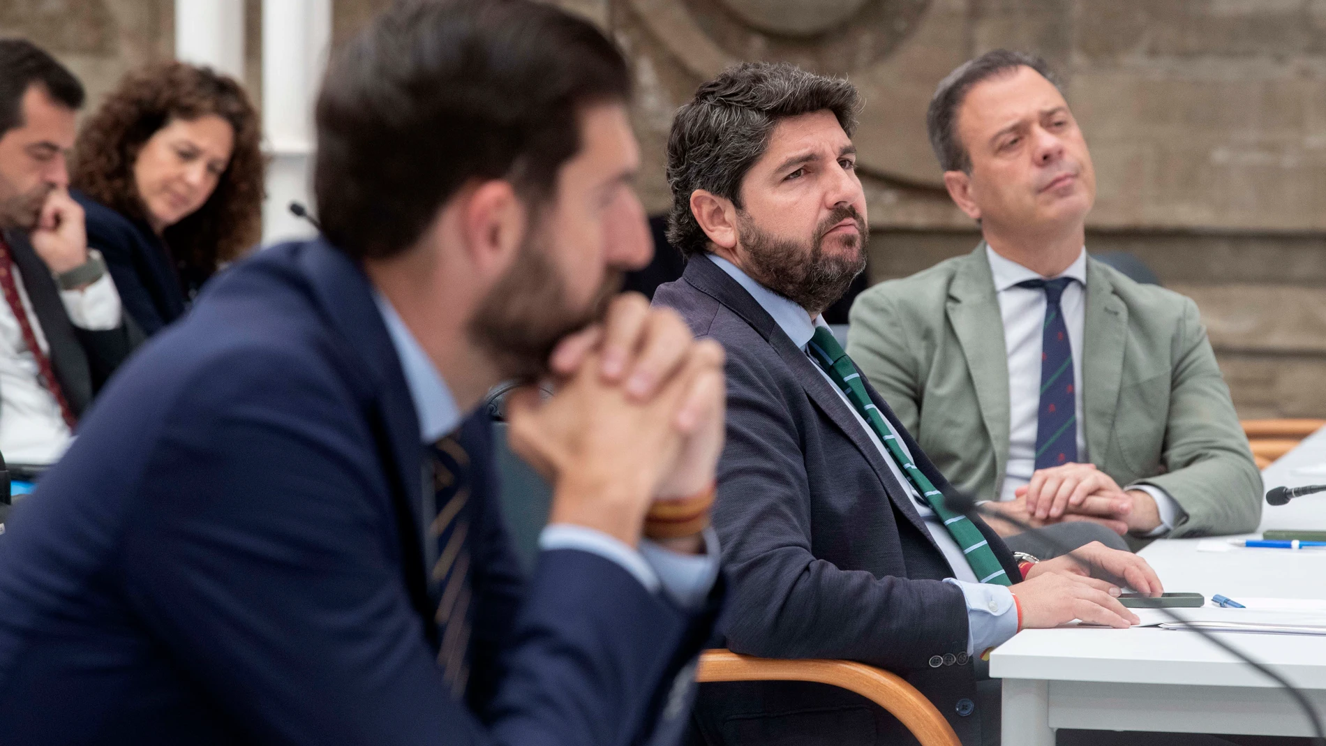 CARTAGENA, 17/04/2024.- El presidente de la Comunidad de Murcia Fernando López Miras (2d), durante un momento del pleno del parlamento murciano en el que se debaten tres proposiciones para reformar la Ley del Mar Menor, este miércoles en la Asamblea Regional de Murcia. EFE/Marcial Guillén