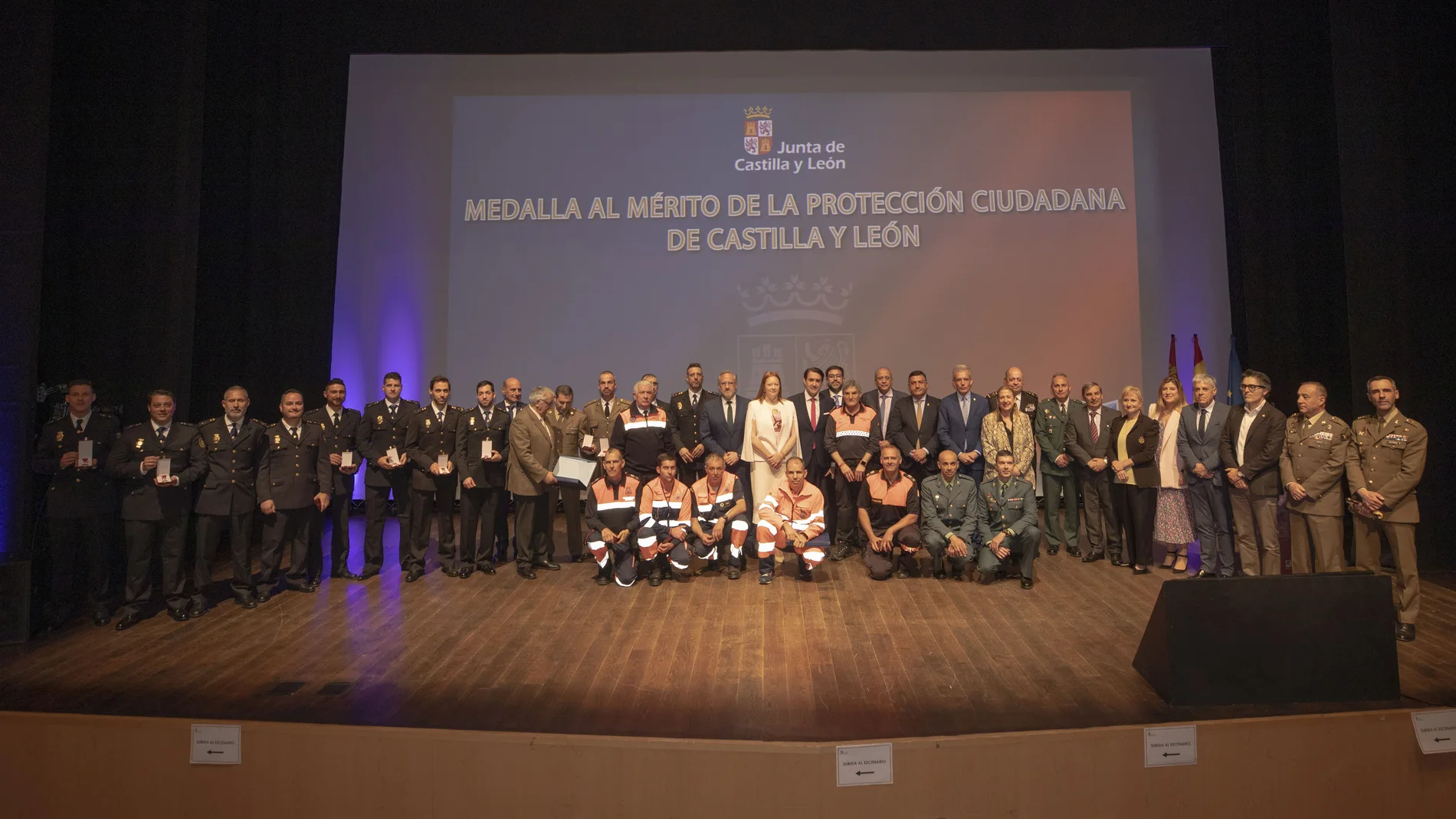 Foto de familia del consejero Suárez-Quiñones con los galardonados