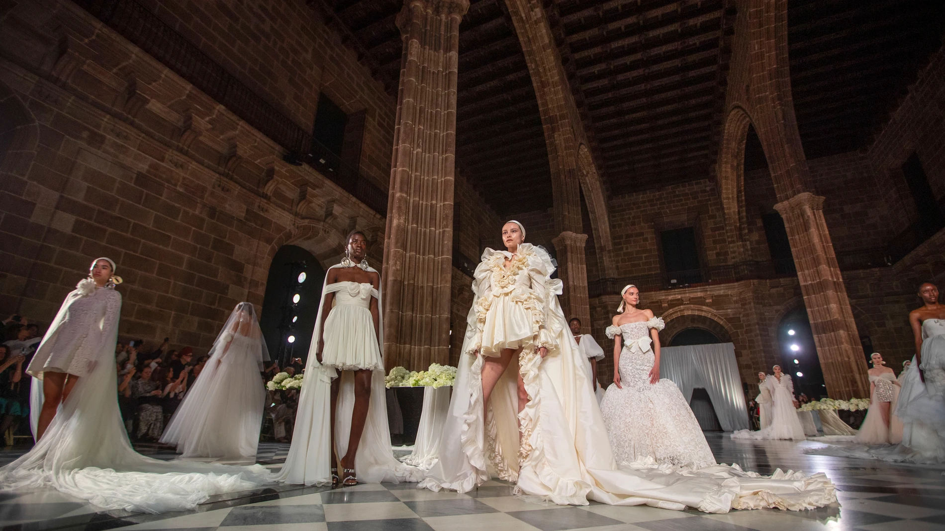 BARCELONA, 18/04/2024.- El diseñador Giambattista Valli, director creativo de la firma de alta costura que lleva su nombre, se estrena este jueves con un desfile de moda nupcial en la Barcelona Bridal Fashion Week, la pasarela más importante del mundo en este sector. EFE/Marta Pérez