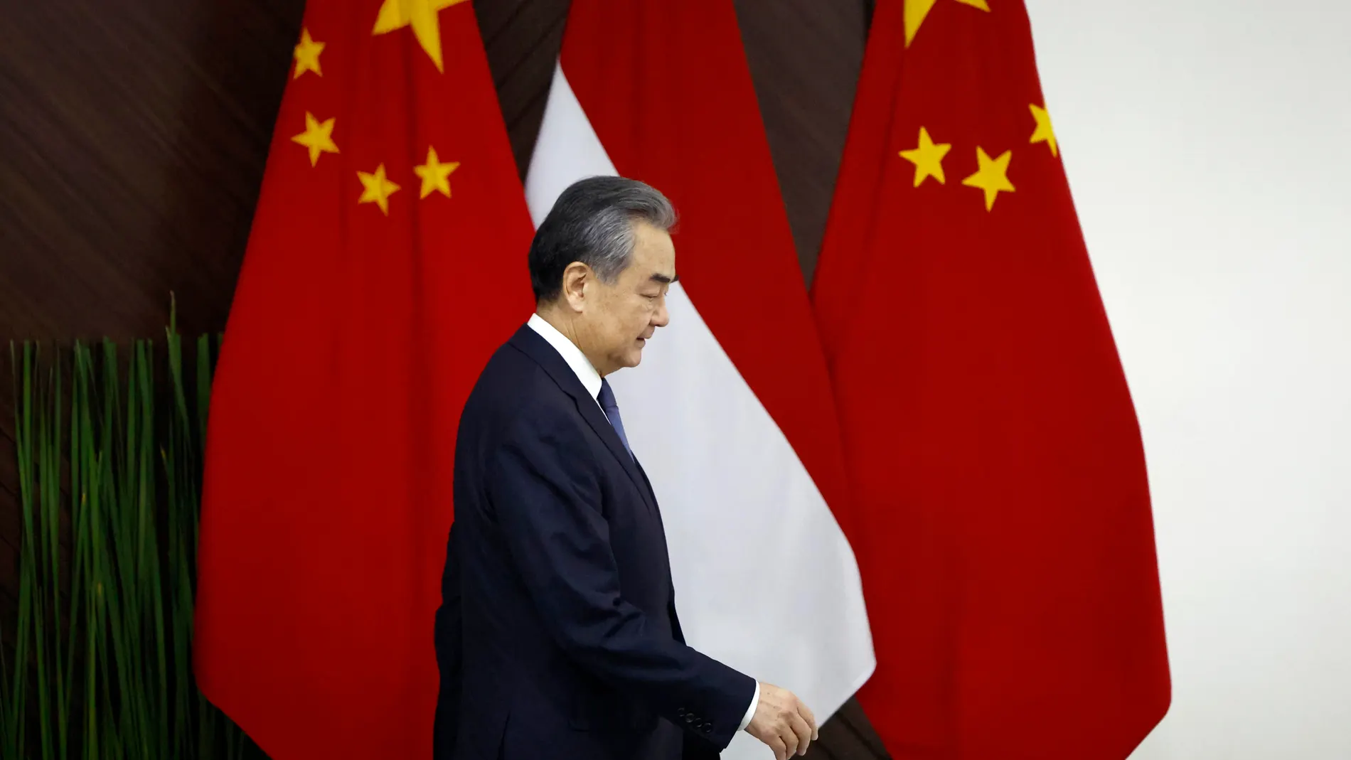 Jakarta (Indonesia), 18/04/2024.- China's Foreign Minister Wang Yi arrives for a bilateral meeting with Indonesian Foreign Minister Retno Marsudi in Jakarta, Indonesia, 18 April 2024. Wang Yi will visit Indonesia, Cambodia, and Papua New Guinea during an official trip between 18 and 23 April. (Camboya, República Guinea, Papúa-Nueva Guinea, Papúa Nueva Guinea) EFE/EPA/WILLY KURNIAWAN/POOL