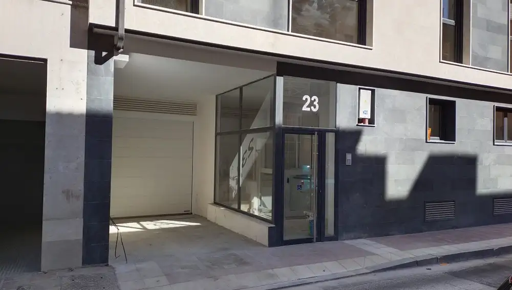 Entrada al garaje del edificio de viviendas de la calle San José de Calasanz, 23 en Valladolid
