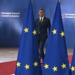 El presidente del Gobierno, Pedro Sánchez, se dirige a ofrecer una rueda de prensa antes de participar ayer miércoles en la cena de trabajo del Consejo Europeo. 