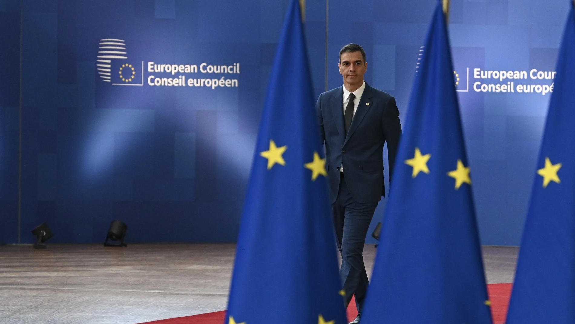 El presidente del Gobierno, Pedro Sánchez, se dirige a ofrecer una rueda de prensa antes de participar ayer miércoles en la cena de trabajo del Consejo Europeo.
