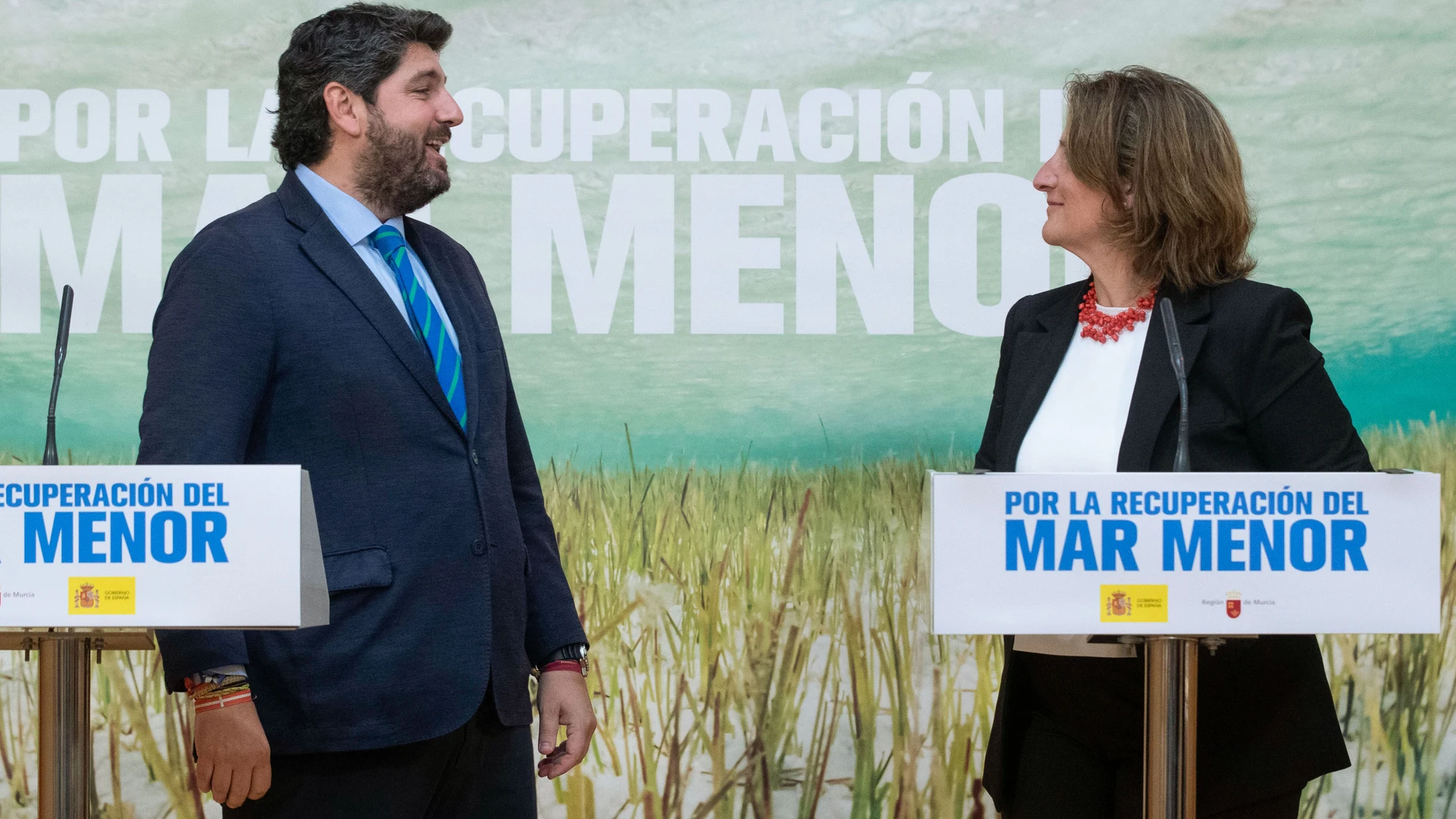 MURCIA, 18/04/2024.- La ministra para la Transición Ecológica y el Reto Demográfico, Teresa Ribera, durante la rueda de prensa que ha ofrecido junto al presidente de la Comunidad de Murcia Fernando López Miras, tras la reunión mantenida este jueves en el Palacio de San Esteban, para conocer los avances en la ejecución del marco de actuaciones prioritarias del Mar Menor. EFE/Marcial Guillén