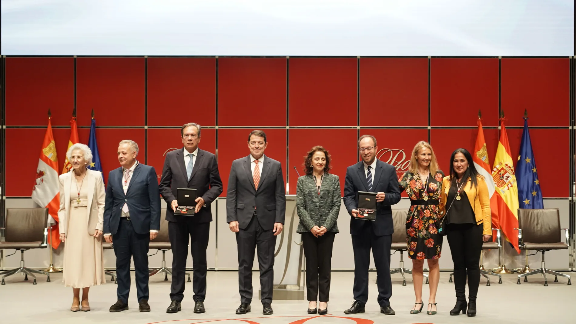Foto de familia del presidente Fernández Mañueco junto a los galardonados este año con los Premios Castilla y León