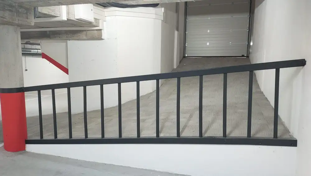 Rampa de acceso y curva donde los coches se estancan al no poder girar