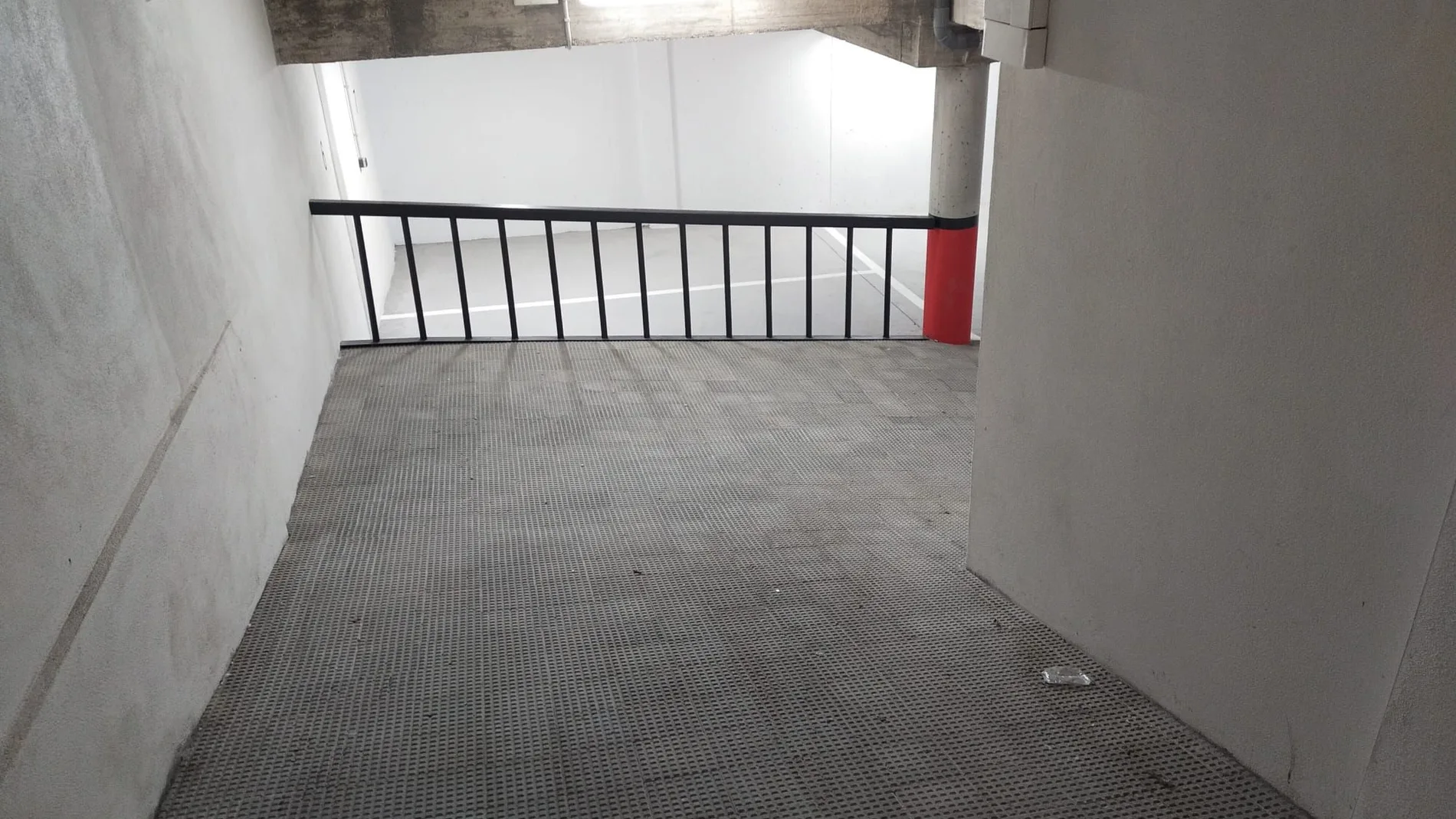 Imagen de la rampa de acceso con la estrecha curva que impide el acceso de los coches