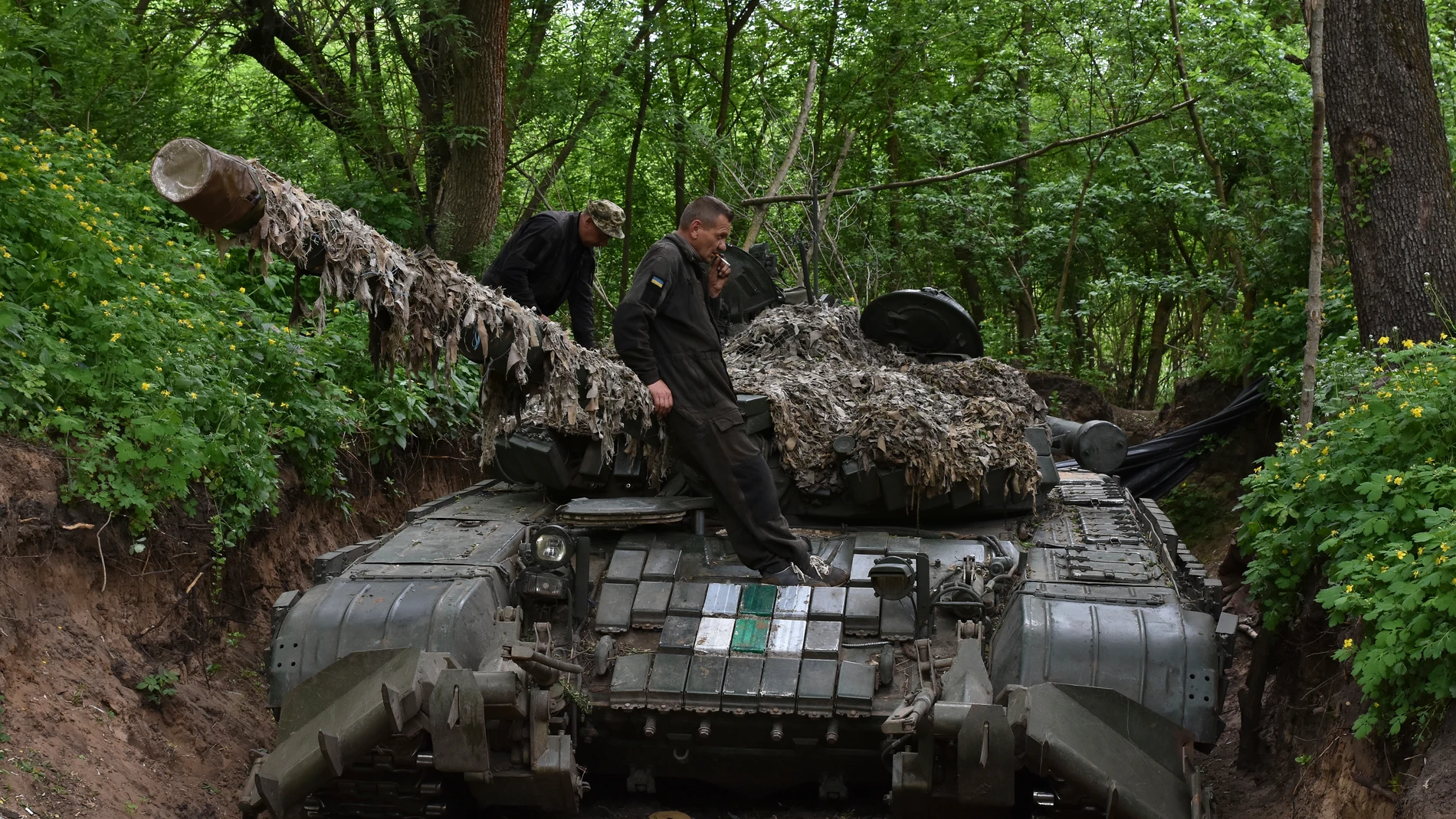 Ukrainian servicemen of the 65th brigade prepare their tank for the next operation to defend their positions at the frontline in Zaporizhzhia region, Ukraine, on Thursday, April 18, 2024. (AP Photo/Andriy Andriyenko)
