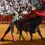 El diestro Manuel Jesús 'El Cid' da un pase a su primer toro durante el festejo de la Feria de Abril celebrado este jueves en La Real Maestranza de Sevilla, con toros de La Quinta. 