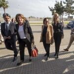  La vicepresidenta del Gobierno y ministra para la Transición Ecológica y el Reto Demográfico, Teresa Ribera (2i), el presidente, de la Macomunidad de Canales del Taibilla (MCT), Juan Cascales (i), la delegada del Gobierno en Murcia, Mariola Guevara (c), a su llegada a la desaladora de San Pedro del Pinatar.