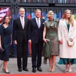 Los Reyes acaban su visita de Estado en los Países Bajos en el Museo Straat de Ámsterdam