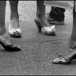 En esta fotografía de Elliott Erwitt, «Saint Tropez, Francia, 1979», se observa la querencia que el artista estadounidense tenía por el plano detalle