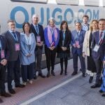 El alcalde de la ciudad, José Mazarías; la vicepresidenta de la diputación, Magdalena Rodríguez; el vicepresidente de las cortes, Francisco Vázquez; el delgado territorial, José Luis Sanz Merino; la representante de la plataforma de afectados por el Ave, Silvia García; la directora general de Ouigo, Hélène Valenzuela y la Directora General de Transportes y Logística de la Junta de Castilla y León, Laura Paredes, asisten a la puesta en marcha del primer servicio de Ouigo en Segovia