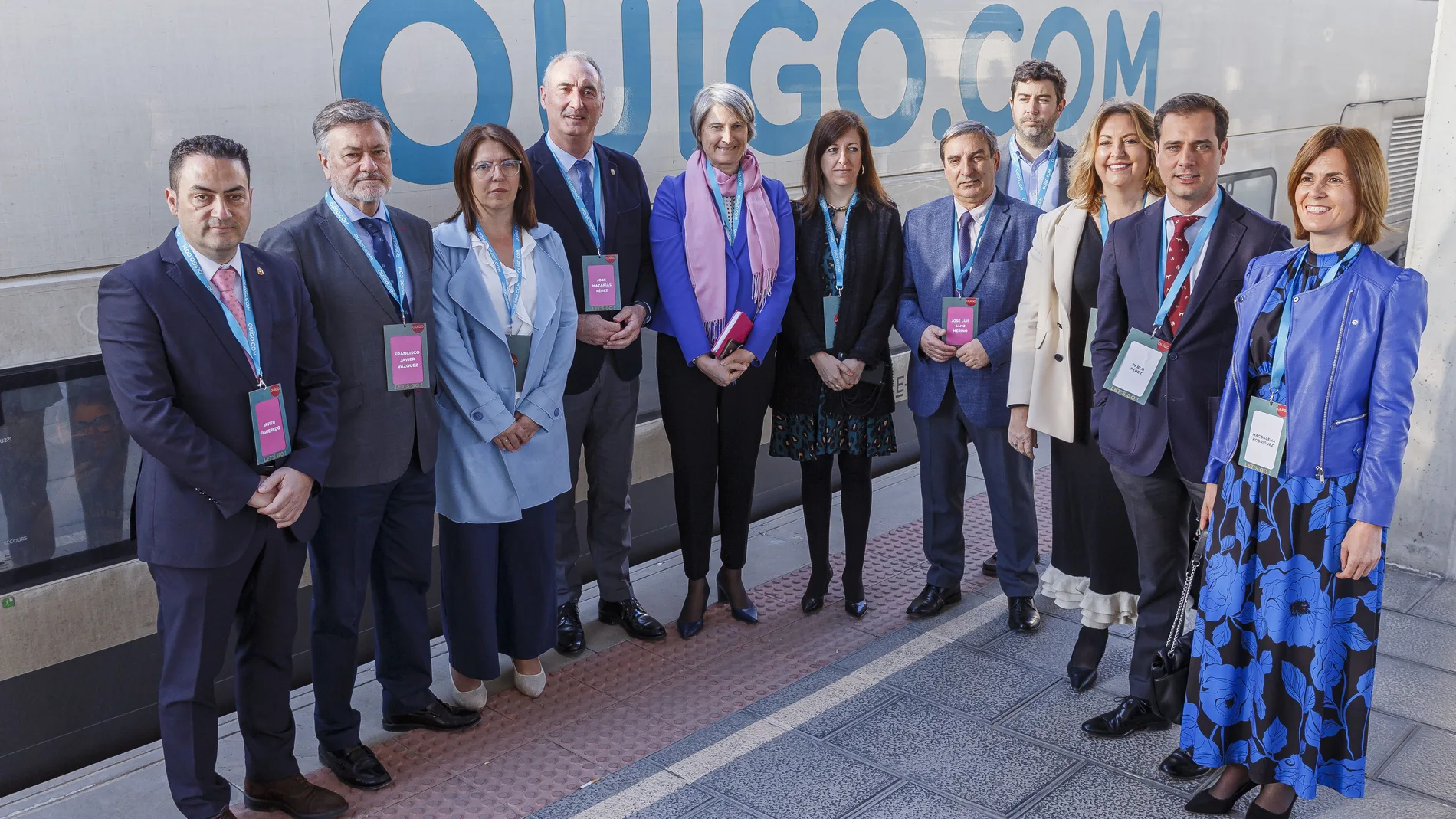 El alcalde de la ciudad, José Mazarías; la vicepresidenta de la diputación, Magdalena Rodríguez; el vicepresidente de las cortes, Francisco Vázquez; el delgado territorial, José Luis Sanz Merino; la representante de la plataforma de afectados por el Ave, Silvia García; la directora general de Ouigo, Hélène Valenzuela y la Directora General de Transportes y Logística de la Junta de Castilla y León, Laura Paredes, asisten a la puesta en marcha del primer servicio de Ouigo en Segovia