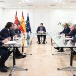 Fernando López Miras mantiene una reunión con el presidente de Croem, José María Albarracín, y con los secretarios generales de las organizaciones UGT, Antonio Jiménez, y CCOO, Santiago Navarro.