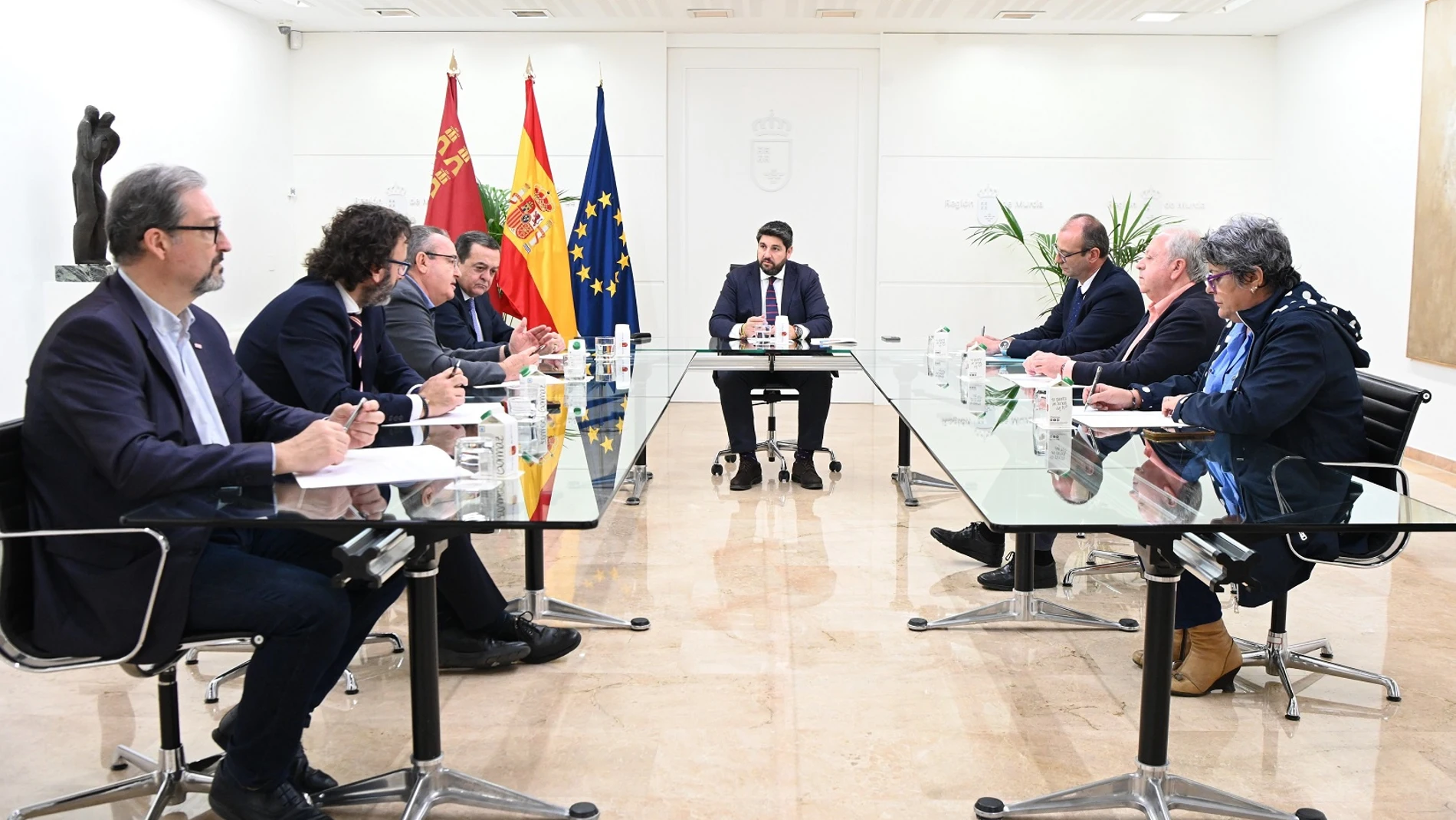 Fernando López Miras mantiene una reunión con el presidente de Croem, José María Albarracín, y con los secretarios generales de las organizaciones UGT, Antonio Jiménez, y CCOO, Santiago Navarro. GOBIERNO REGIONAL 19/04/2024