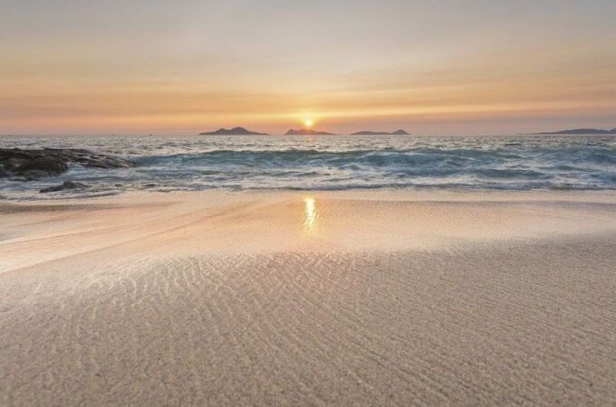 Atardecer en la playa de Samil, en Vigo, con las Islas Cíes al fondo. 