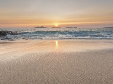 Atardecer en la playa de Samil, en Vigo, con las Islas C&iacute;es al fondo. 