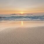 Atardecer en la playa de Samil, en Vigo, con las Islas Cíes al fondo. 