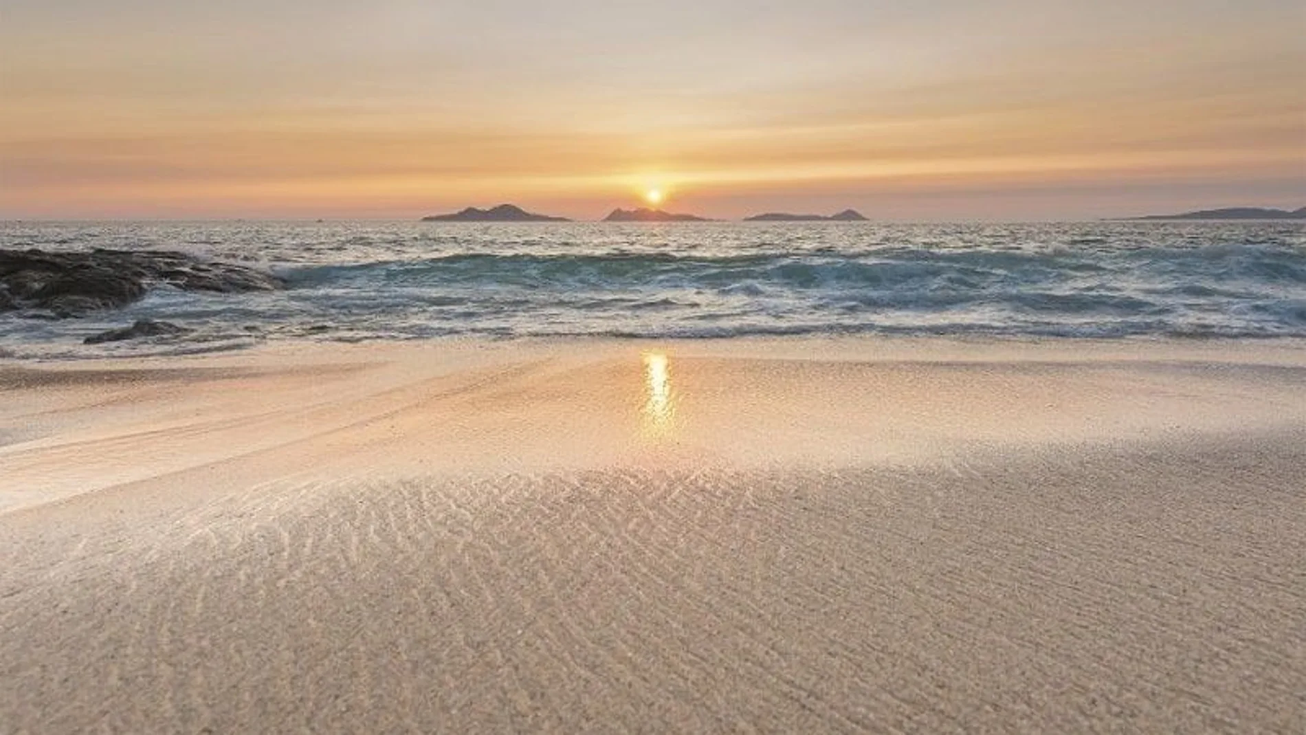 Atardecer en la playa de Samil, en Vigo, con las Islas Cíes al fondo.