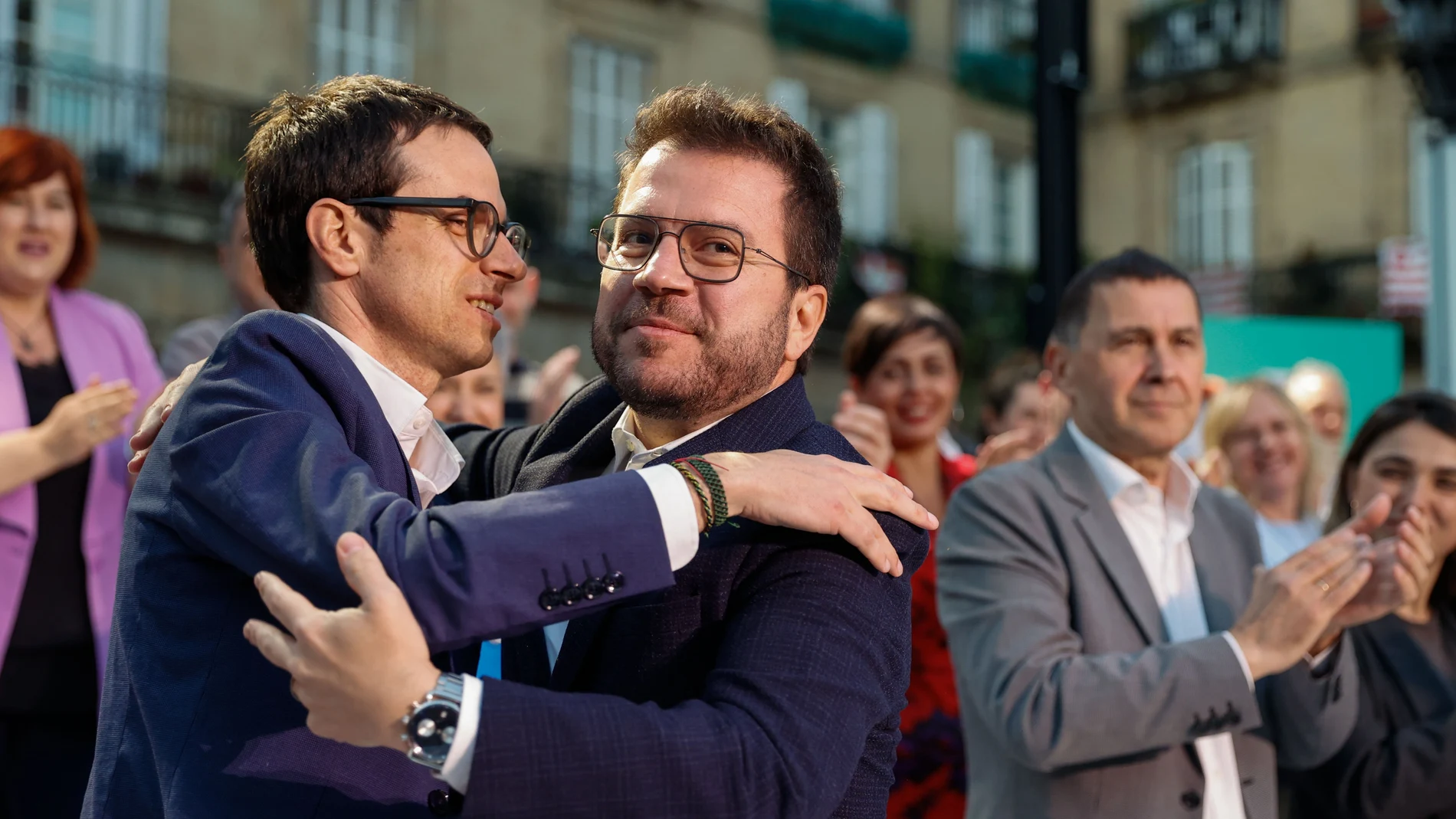 El candidato a lehendakari por EH Bildu, Pello Otxandiano (i), saluda al presidente de la Generalitat de Cataluña, Pere Aragonés, durante el acto electoral de cierre de campaña que la formación abertzale celebra este viernes en Bilbao.