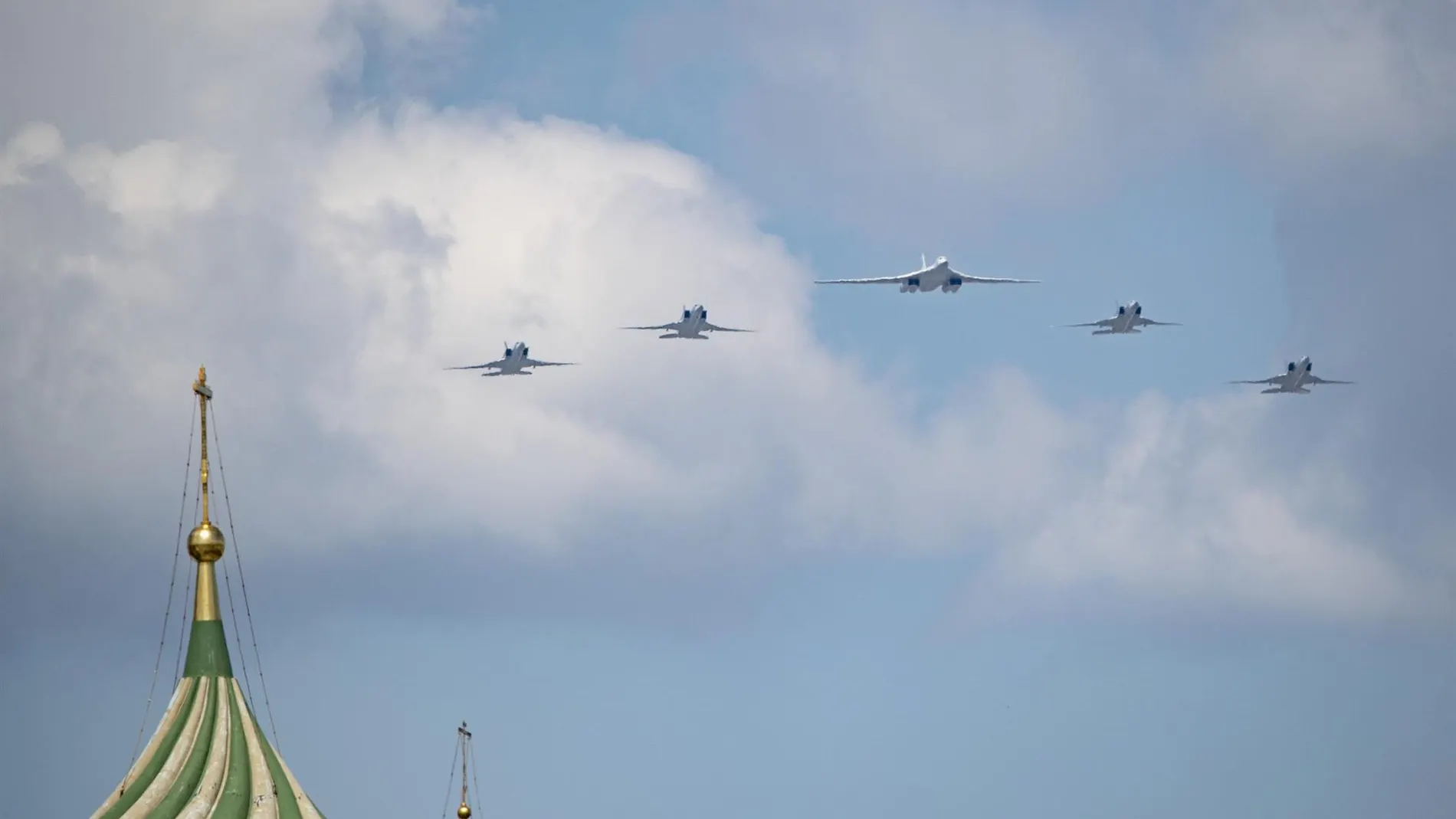Imagen de archivo de bombarderos supersónicos sobrevolando Rusia