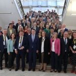 El presidente de la Junta de Castilla y León, Alfonso Fernández Mañueco, clausura el XVIII Congreso del Club Abierto de Editores, CLABE, en la imagen junto a algunos de los congresistas en la escaleras de la Diputación