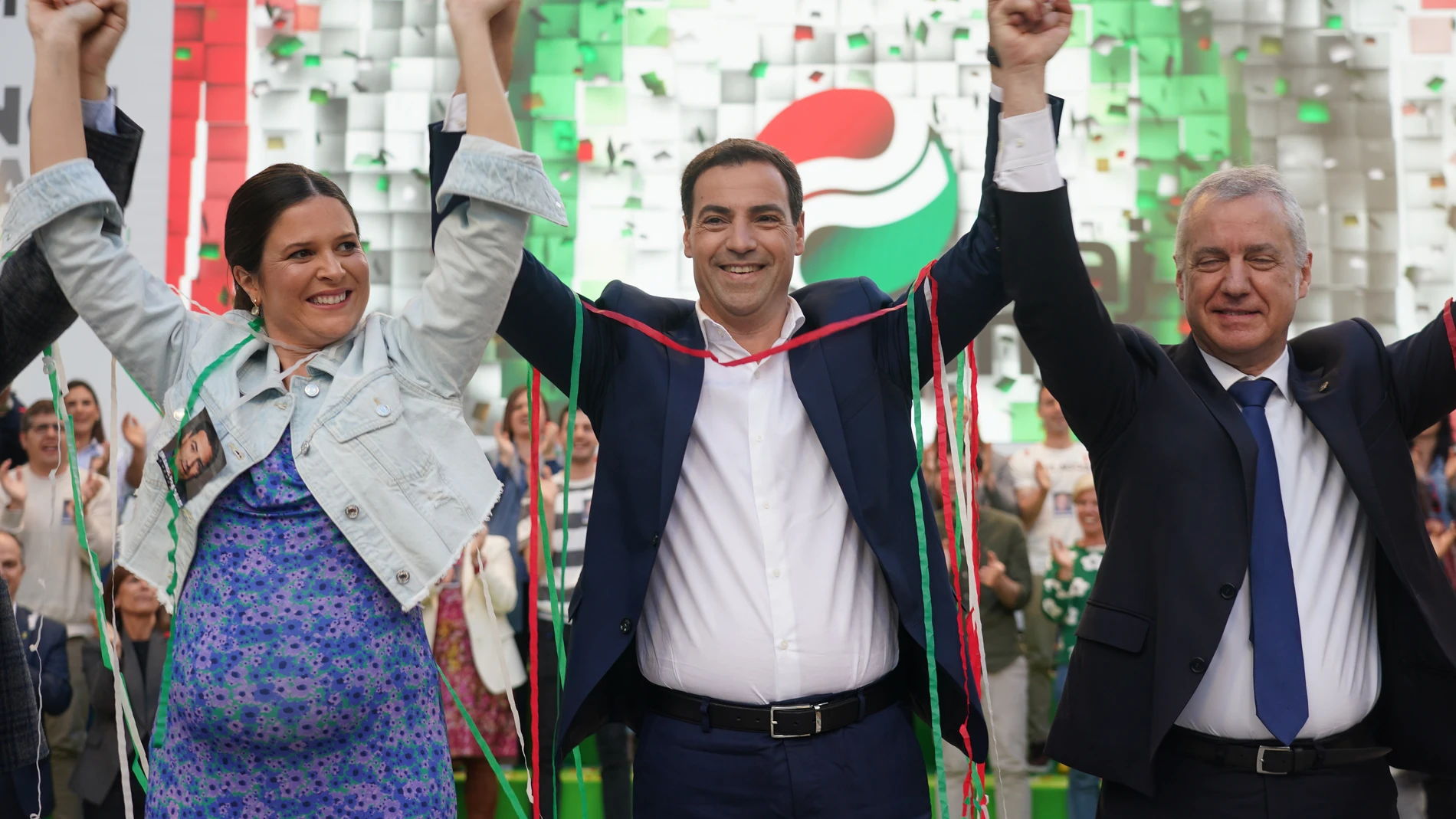 El candidato del PNV a Lehendakari, Imanol Pradales (c) y el Lehendakari, Iñigo Urkullu (d), durante el cierre de campaña del Partido Nacionalista Vasco (PNV), en el Arenal, a 19 de abril de 2024, en Bilbao, Vizcaya, País Vasco (España). Este último encuentro se enmarca dentro de los actos previos a los comicios vascos del próximo domingo 21 de abril, que celebra la formación del Partido Nacionalista Vasco (PNV) para conseguir votos en la región. 19 ABRIL 2024;EUSKADI;VOTACIONES;CAMPAÑA;MITI...