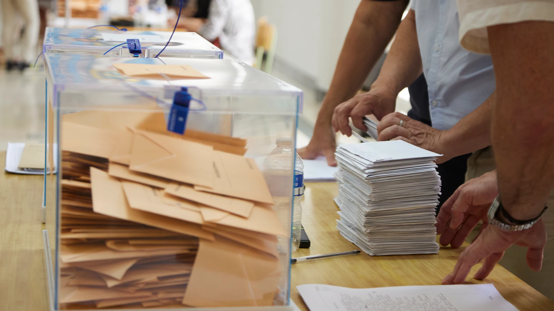 Una mesa electoral comienza a contabilizar los votos (Foto de ARCHIVO) 01/01/1970