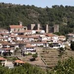 Imagen de Montemayor del Río con su imponente castillo al fondo