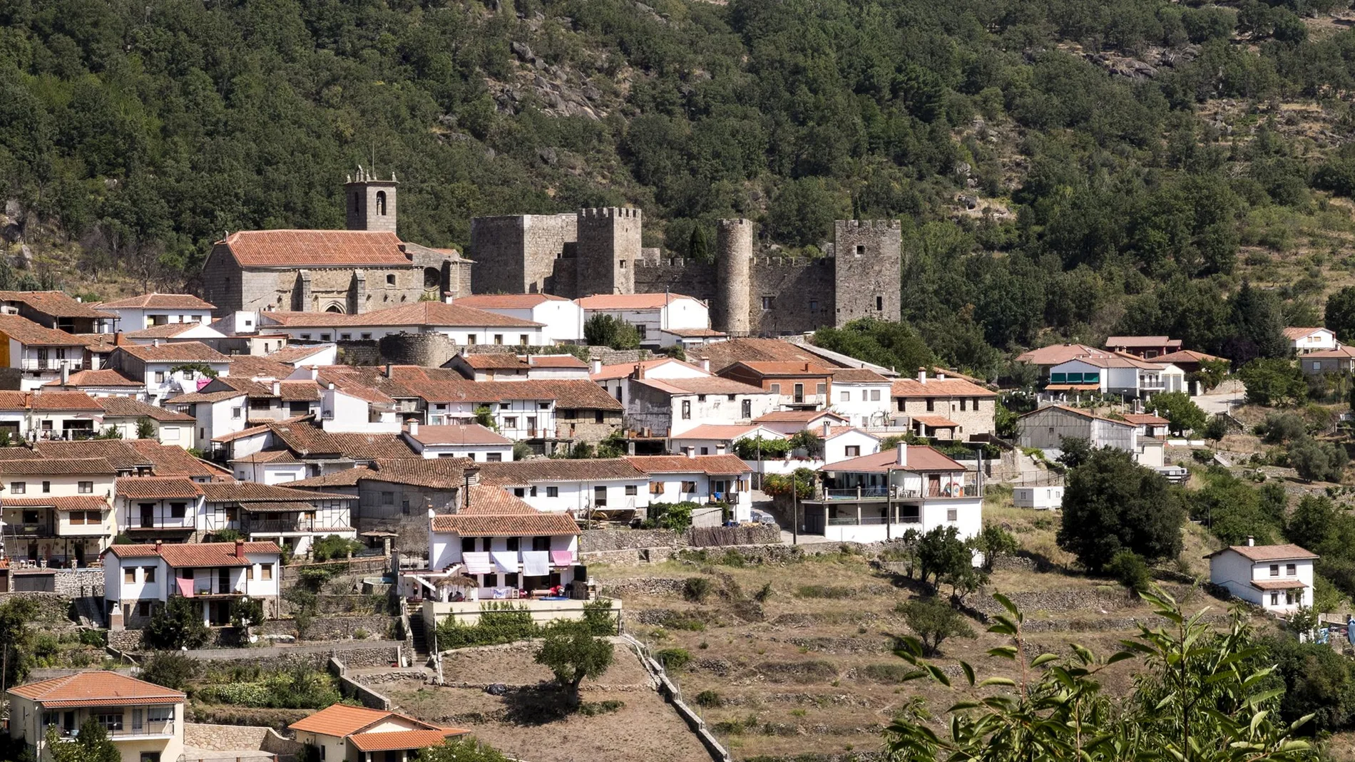 Imagen de Montemayor del Río con su imponente castillo al fondo