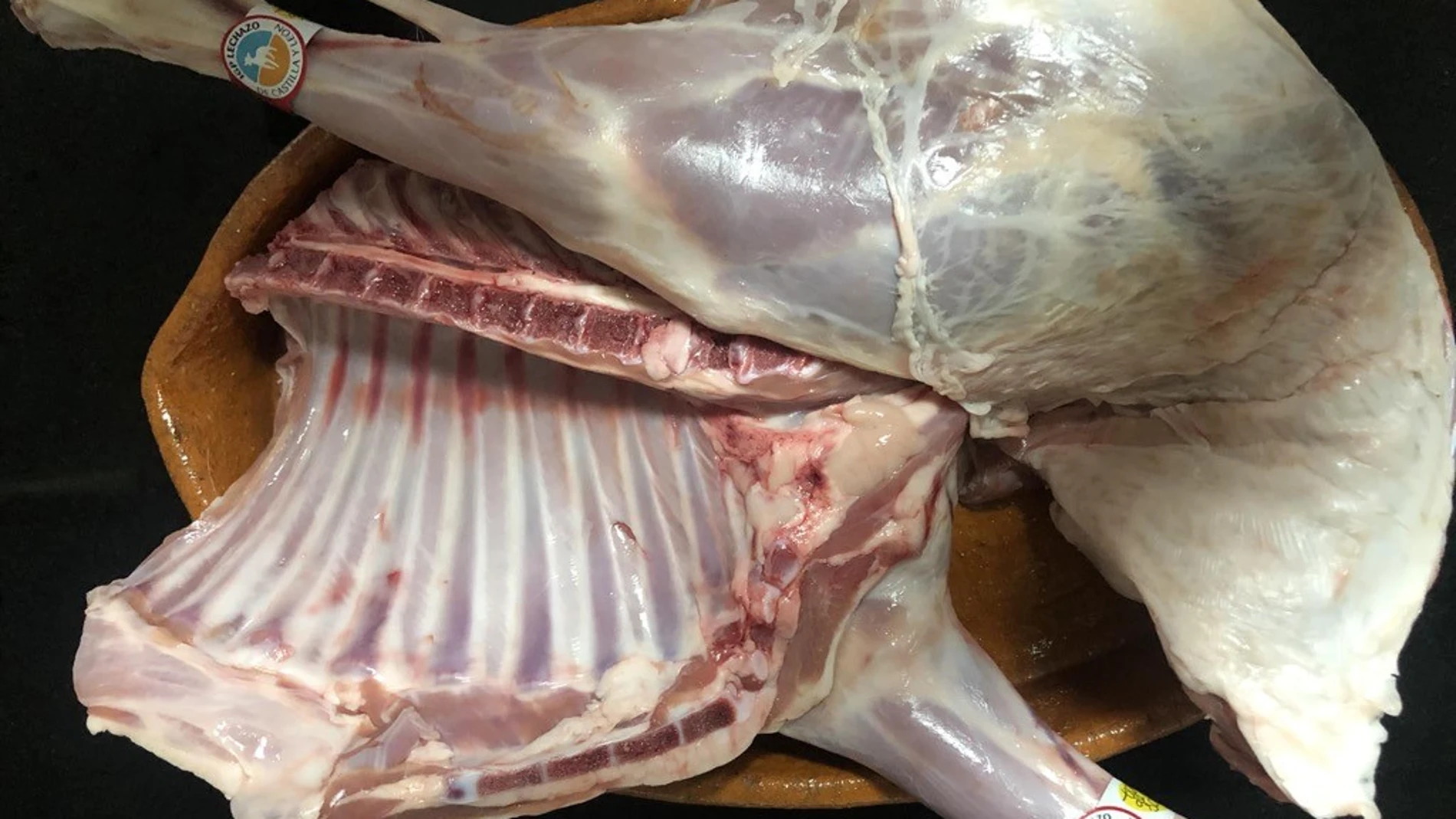 Pieza de lechazo antes de ser asado