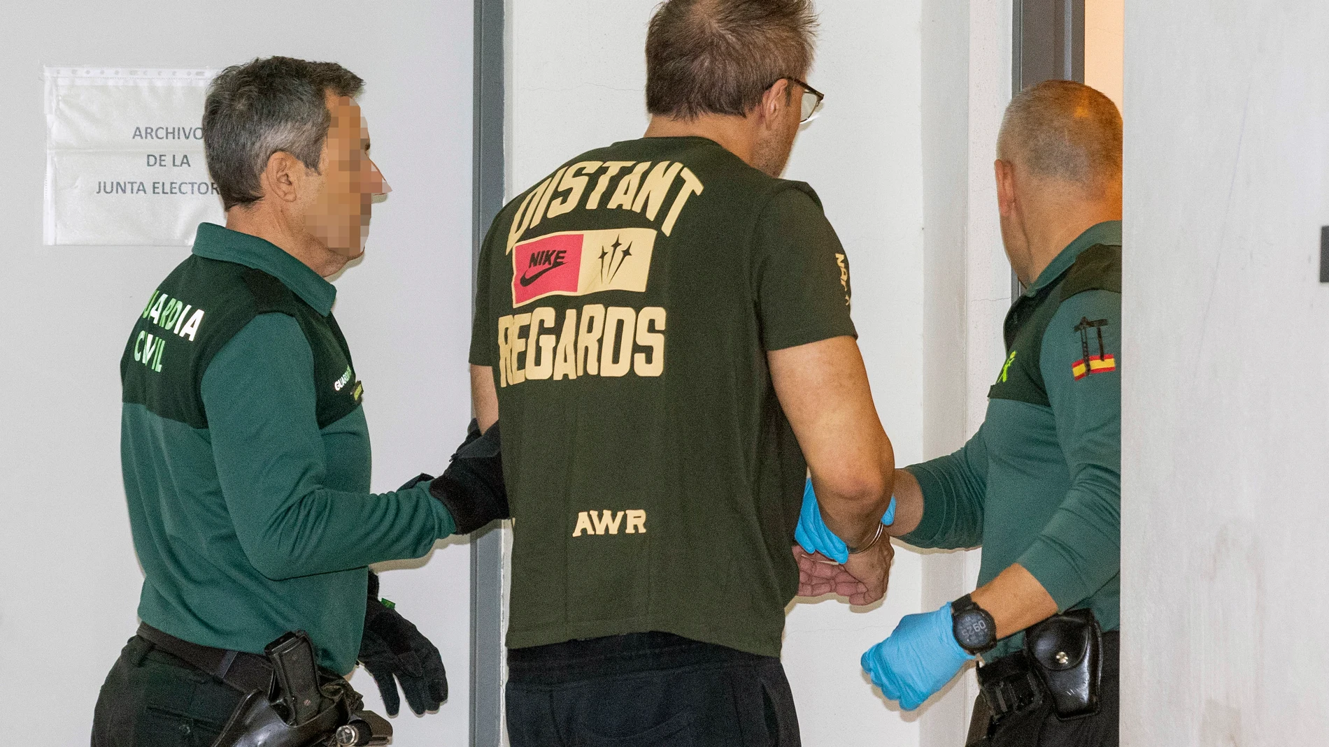 CIEZA (MURCIA), 19/04/2024.- El hombre de Singapur, detenido el pasado martes en Alicante como supuesto autor de la muerte a puñaladas de una compatriota de 39 años cuyo cadáver fue hallado en un aparcamiento de camiones de Abanilla (Murcia) el 10 de abril, a su llegada al juzgado de instrucción número 3 de Cieza (Murcia). EFE/ Marcial Guillén