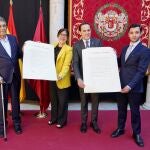 El presidente de la Diputación de Valladolid, Conrado Íscar, el presidente de Fundación Godofredo Garabito Gregorio, Guillermo Garabito, el premio Cervantes Sergio Ramírez y Paula Cadenas, hija del premio Cervantes Rafael Cadenas, presentan el nuevo Documento de Valladolid, en el 30 aniversario de su firma