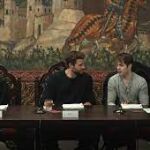 Liam Hemsworth leyendo el guion con sus compañeros