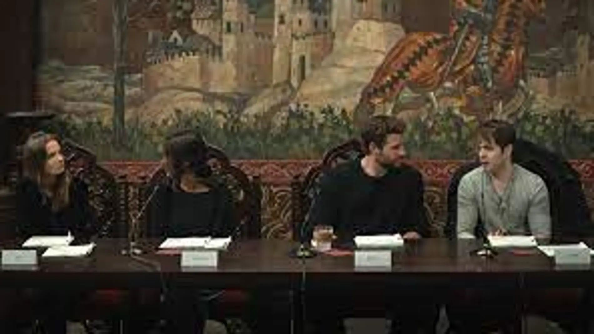 Liam Hemsworth leyendo el guion con sus compañeros