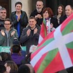 El coordinador de EH Bildu Arnaldo Otegi (c) y el candidato Pello Otxandiano (2i) durante un acto de campaña para las elecciones vascas celebrado este jueves en Vitoria. 