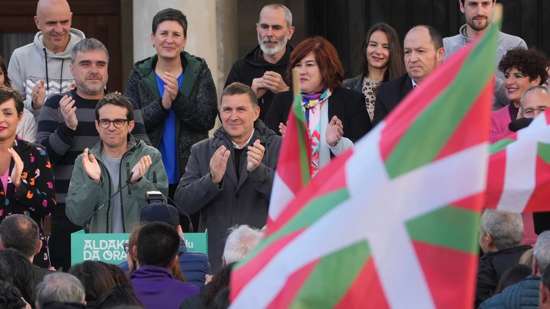 El coordinador de EH Bildu Arnaldo Otegi (c) y el candidato Pello Otxandiano (2i) durante un acto de campaña para las elecciones vascas celebrado este jueves en Vitoria.