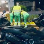 Trabajadores de la limpieza recogen jeringuillas del suelo 