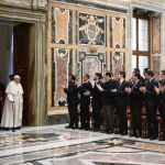 El papa recibi&oacute; a los seminaristas de Sevilla y les pidi&oacute; ser sacerdotes cabales