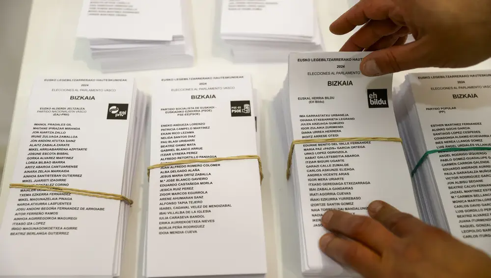 Papeletas de los tres partidos con mayor representación parlamentaria PNV, PSE-EE y Eh Bildu, en un centro cívico para poder votar a las elecciones vascas del 21 de abril.