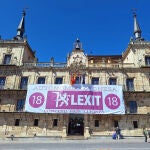 Pancarta del Conceyu País Llionés en la plaza Mayor de León