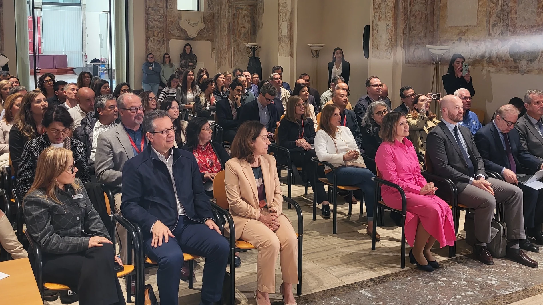 La consejera de Educación, Rocío Lucas, recibe a la delegación de Estados Unidos