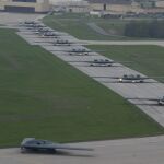 Bombarderos furtivos B-2 Spirit en la pista de aterrizaje de la Base de la Fuerza Aérea Whiteman, Missouri