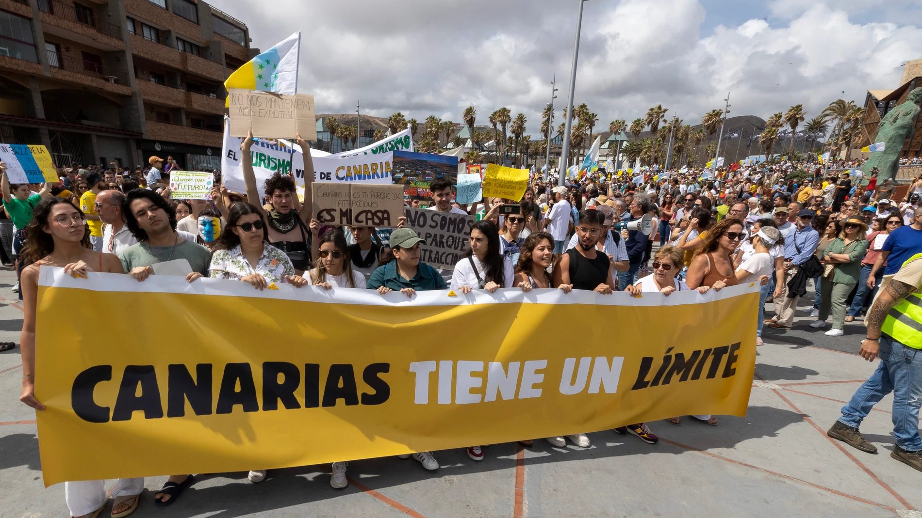 LAS PALMAS DE GRAN CANARIA, 20/04/2024.- Manifestantes rotestan contra el turismo en masa, este sábado, en Las Palmas de Gran Canarias. Miles de personas salieron este sábado a las calles en las ocho islas de Canarias (Atlántico) para pedir al unísono un giro en el modelo turístico de masas y, por extensión, socioeconómico del archipiélago en una cita que evoca a las grandes movilizaciones históricas vividas en esta comunidad. EFE/ Quique Curbelo